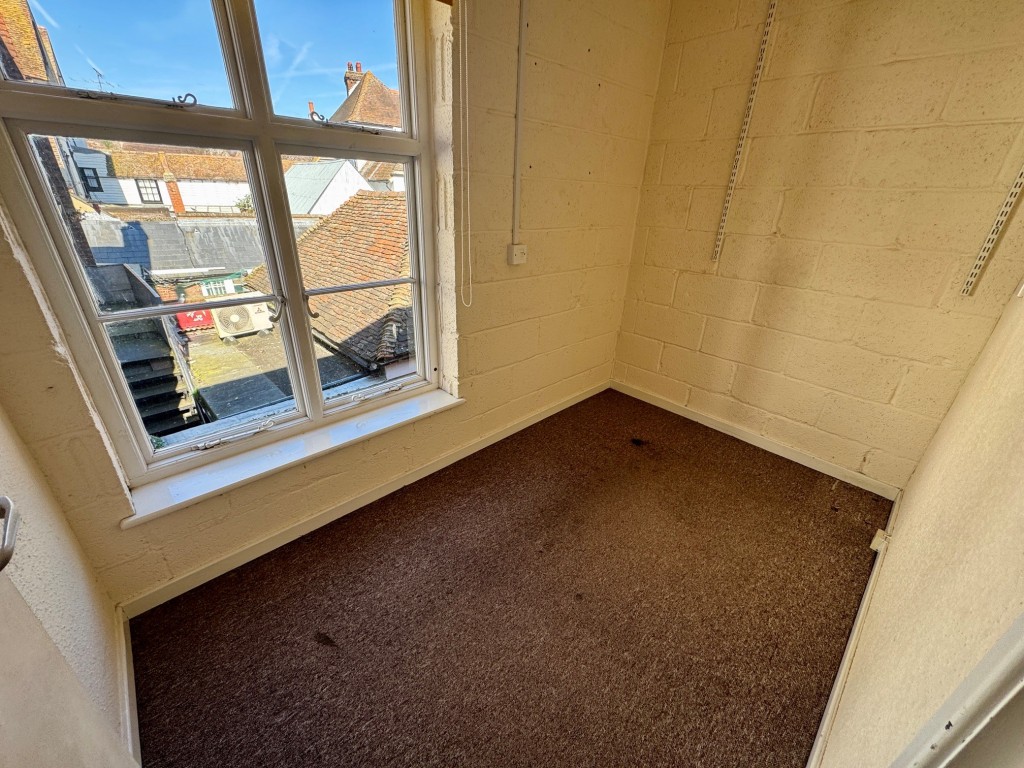 Lot: 58 - PERIOD CITY CENTRE FREEHOLD SHOP AND UPPER PARTS WITH POTENTIAL - First floor store room/office